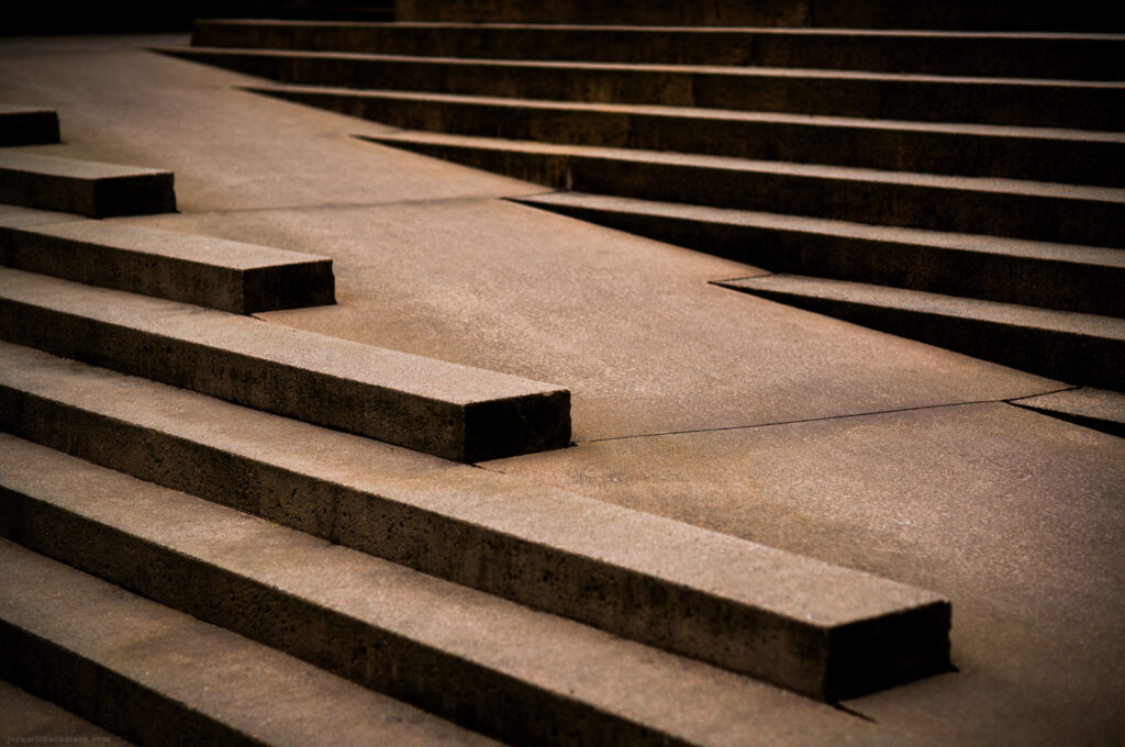 Concrete steps with overlapping geometric levels